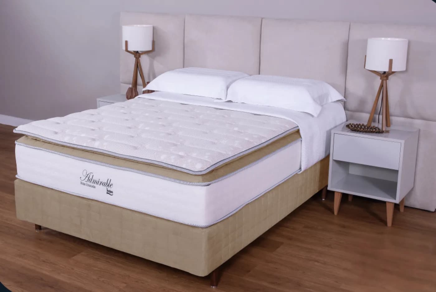 Conjunto Box Admirable Casal com base bege e pillow top em quarto claro